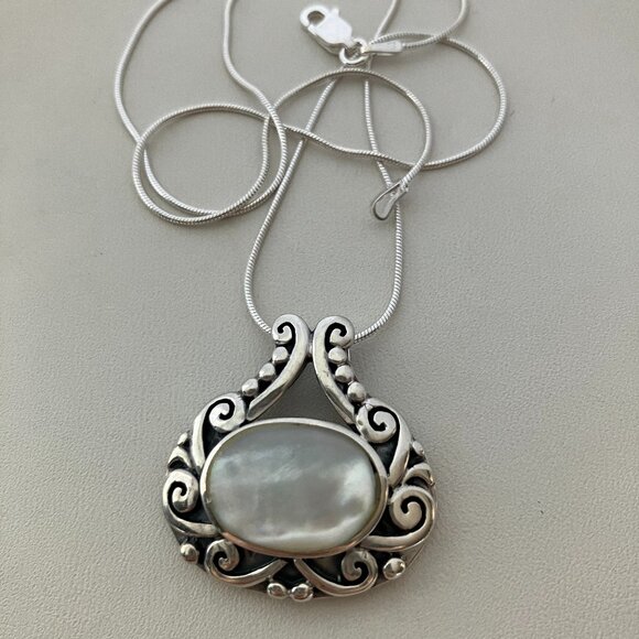 925 Sterling Silver Necklace with Mother of Pearl Pendant & 925 Chain 18" - Picture 3 of 6